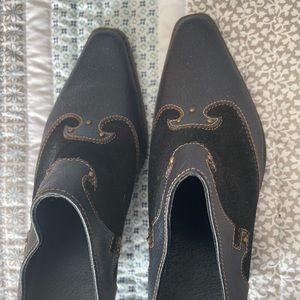 Woman’s genuine leather western style mules black heel size 9